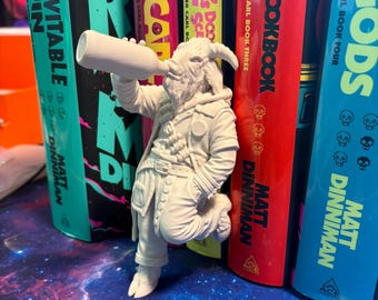 Prepotente Bookshelf Leaner, Dungeon Crawler Carl Decor, figura de cabra para estantería, coleccionable LitRPG, adorno para rincón de lectura, regalo de fantasía