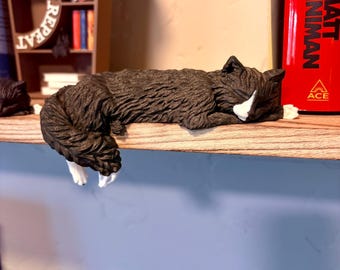 Sleeping Cat Shelf Decor – Cat Lover Gift, Bookshelf Cat Figurine, Sleeping Cat Statue, Cozy Book Lover Decor, Cute Shelf Edge Cat