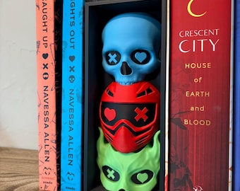 Decorazione per angolo lettura con maschere impilate – Decorazione per scaffale in stile dark romance – Espositore per maschere a forma di teschio