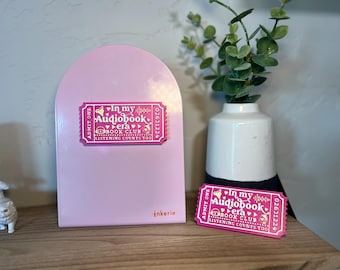 In meinem Hörbuch Era Ticket | Bücherwurm Dekor | 3D gedrucktes Magnet oder Regalschild | Buchliebhaber Geschenk | Hörbuch Hörer Sammlerstück