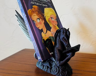 Soporte para libros o tabletas Pegasus, impreso en 3D, con un elegante diseño de caballo alado, colores personalizados, ideal para escritorios, estanterías y lectura.