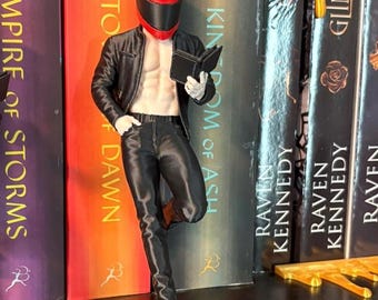 Decoración de estantería con temática de romance oscuro y motero, figura de novio lector con casco, lector de romance en motocicleta, regalo decorativo para estanterías de amantes de los libros