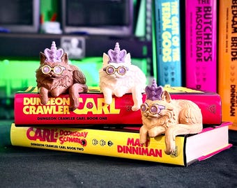 Princesa Donut, Carl el Explorador de Mazmorras, Decoración de Estantería LitRPG, Regalo para Gatos Literarios