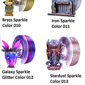 K&ouml;nnte beinhalten: Vier Spulen 3D-Druckfilament mit dekorativen Objekten. Die Filamente sind mit Brass Sparkle, Iron Sparkle, Galaxy Sparkle und Stardust Sparkle beschriftet. Jede Spule ist mit einem 3D-gedruckten Objekt in passenden Farben versehen.