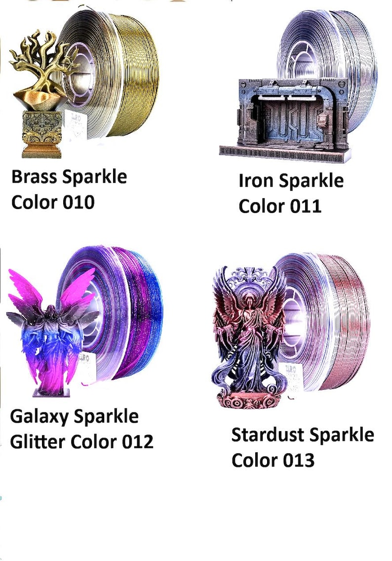 K&ouml;nnte beinhalten: Vier Spulen 3D-Druckfilament mit dekorativen Objekten. Die Filamente sind mit Brass Sparkle, Iron Sparkle, Galaxy Sparkle und Stardust Sparkle beschriftet. Jede Spule ist mit einem 3D-gedruckten Objekt in passenden Farben versehen.