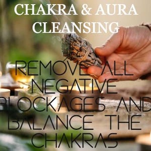Peut inclure: Image d'une main tenant un fagot de sauge en combustion, avec le texte "Chakra & Aura Cleansing" et "Remove All Negative Blockages and Balance the Chakras." Des bougies allumées et de la verdure en arrière-plan créent une atmosphère sereine.