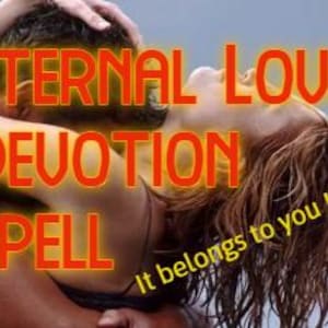 以下が含まれることがあります： 「Eternal Love Devotion Spell」という赤い文字と「It belongs to you!」という白い文字が書かれた、抱き合っているカップル