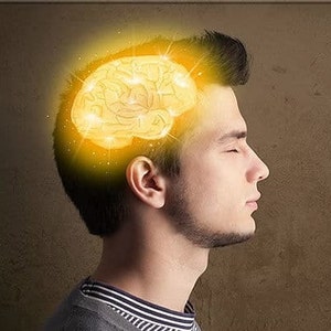 Op de afbeelding: Een man met een gloeiend gele hersenen in zijn hoofd. De hersenen zijn gedetailleerd en hebben een heldere gele gloed.