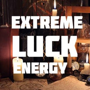 以下が含まれることがあります： 白い文字で「EXTREME LUCK ENERGY」と書かれた薄暗いシーン。点灯したろうそく、本、さまざまな神秘的なオブジェクトが写っており、魔法とスピリチュアリティをテーマにしていることを示唆しています。背景は暗く、木製です。