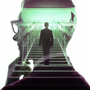 Puede incluir: Una imagen de doble exposición de una persona con una escalera que conduce hacia arriba dentro de su cabeza. La escalera está hecha de metal y tiene un brillo verde. La persona lleva un traje y está subiendo las escaleras.