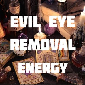 Può includere: Un assortimento di oggetti spirituali, tra cui tarocchi, candele, cristalli e bottiglie di pozioni, disposti su una superficie di legno scuro. Il testo "EVIL EYE REMOVAL ENERGY" è ben visibile.