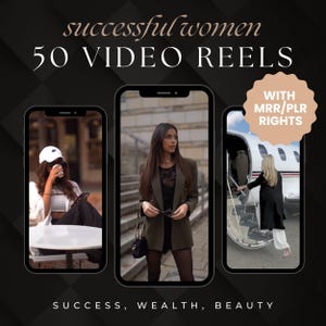 Puede incluir: Tres imágenes de mujeres en diferentes entornos. La primera imagen muestra a una mujer con una gorra blanca y una blusa blanca, sentada en una mesa con una taza de café. La segunda imagen muestra a una mujer con una chaqueta verde y pantalones cortos negros, de pie en una escalera. La tercera imagen muestra a una mujer con un abrigo negro, bajando de un avión privado. El texto de la imagen dice "successful women 50 VIDEO REELS WITH MRR/PLR RIGHTS SUCCESS, WEALTH, BEAUTY".