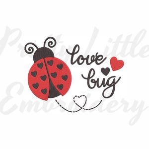 Może przedstawiać: Haftowany wzór przedstawiający czerwoną biedronkę w czarne kropki i napis "love bug" z sercami.