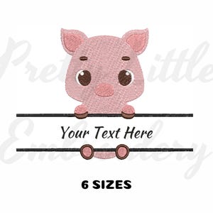 Könnte beinhalten: Stickdesign eines rosa Schweins mit großen braunen Augen und einer kleinen Schnauze. Das Schwein hält ein Banner mit dem Text "Your Text Here" und den Worten "6 SIZES" darunter. Das Design befindet sich auf weißem Hintergrund.