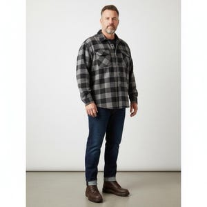 Może przedstawiać: Mężczyzna w czarno-szarej koszuli w kratę, ciemnoniebieskich dżinsach i brązowych skórzanych butach. Koszula ma dwie kieszenie na piersi i zapięcie na guziki. Dżinsy są podwinięte u kostek.