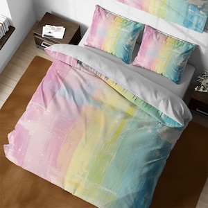 Könnte beinhalten: Ein farbenfroher Bettbezug mit einem abstrakten Aquarell-Design in Rosa-, Gelb-, Blau- und Grüntönen. Der Bettbezug ist aus weichem, atmungsaktivem Stoff gefertigt und perfekt, um jedem Schlafzimmer einen Hauch von Verspieltheit zu verleihen.