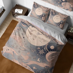 Può includere: Una federa con un designo celeste che presenta una grande luna, stelle e nuvole vorticose in tonalità di blu, rosa e bianco. La federa è realizzata in tessuto morbido e traspirante ed è perfetta per aggiungere un tocco di fantasia a qualsiasi camera da letto.