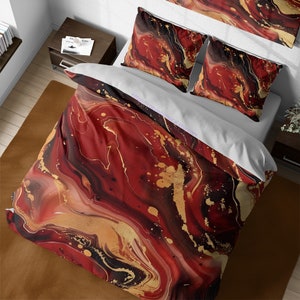 Può includere: Biancheria da letto astratta rossa e dorata con un motivo marmoreo. La biancheria da letto è realizzata in tessuto morbido e confortevole e presenta un design unico.