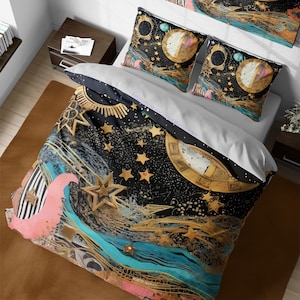 Può includere: Un copripiumino nero e dorato con un design celeste che presenta stelle, lune e un quadrante dell'orologio. Il copripiumino ha un motivo a onde blu e turchese e un uccello rosa.