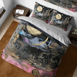 Può includere: Un copripiumino nero e dorato con un designo di luna e stelle. Il copripiumino presenta una grande luna crescente con un contorno dorato e una luna più piccola sullo sfondo. Il design include anche stelle e una città.