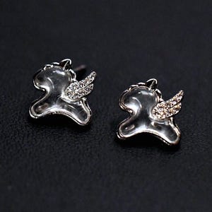 Orecchini a perno unicorno in argento 925 · Simpatici orecchini unicorno · Ali con zirconi cubici · Gioielli in giada muschiata naturale · Regalo per donne e ragazze
