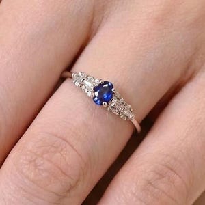 Feiner Saphirring • Natürlicher Saphir • 925er Silberring, mit 18K Weißgold vergoldet • verstellbarer Ring• Geschenk für Frau