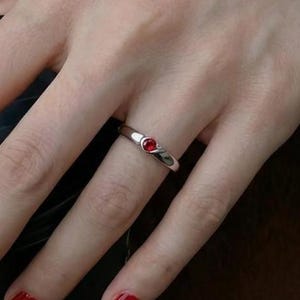 Anello a cupola con zaffiro colorato naturale • Pietra preziosa naturale • Argento sterling 925 con placcatura in oro bianco 18 carati • Regolabile • Regalo per donna