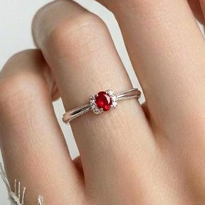 Anillo Delicado Caramelo • Mini anillo con rubí natural • Plata de ley 925 bañada en oro blanco de 18 quilates • Ajustable • Regalo para mujer