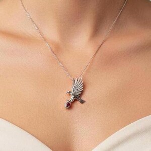 Pingente e broche de águia em prata com rubi natural • Joias em prata de lei 925 • Motivo animal artesanal • Presente perfeito