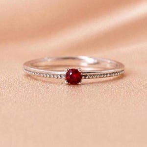 Bague empilable en spinelle · Bague ajustable en argent sterling 925 · Bague en pierre précieuse rouge · Bague empilable délicate · Bague minimaliste · Cadeau pour elle