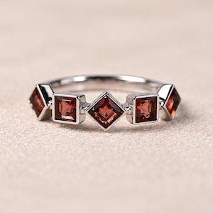 Granatring 925 Silver • Geometrisk Ädelstensring • Justerbar Ring • Röda Granatsmycken • Present till Henne