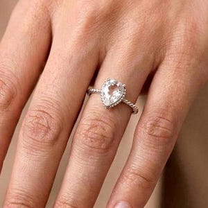 ティアドロップ型ロッククリスタルリング • 925スターリングシルバー 