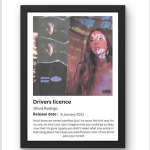 Puede incluir: Un póster enmarcado con un collage de imágenes de una joven con cabello largo y castaño. El póster se titula "Drivers licence" y presenta el nombre de la artista, Olivia Rodrigo, y la fecha de lanzamiento, 8 de enero de 2021. El póster también incluye letras de la canción.