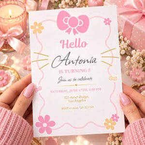 Puede incluir: Una tarjeta de invitación de cumpleaños rectangular blanca con un lazo rosa grande en la parte superior, ilustraciones de flores rosas y amarillas, y detalles dorados. El texto dice: Hello Antonia IS TURNING 5 Join us to celebrate SATURDAY, JUNE 17TH, 4:00 PM.