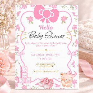 Może przedstawiać: Prostokątne zaproszenie na baby shower z różową kokardą, motywami kwiatowymi i misiem. Tekst zawiera Hello Baby Shower, Saturday, June 17th, 4 to 6 PM, 123 Street Design, Los Angeles oraz RSVP to Mom 123-123-123.