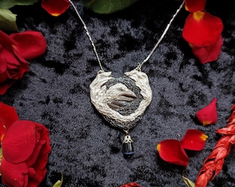 Colgante Espíritu del Cuervo Blanco y Negro – Collar de Fantasía Hecho a Mano