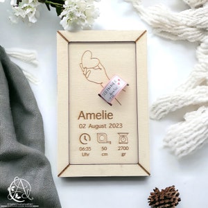Mensaje de amor en madera: dulce recuerdo del nacimiento del bebé con un toque personal. Incluyendo la pequeña pulsera del hospital.