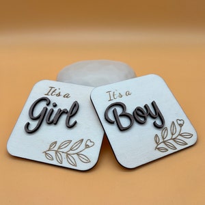 It’s a Boy | It’s a Girl: Hochwertige Holzkarten mit edler Holzgravur | Verkündungskarten | Bekanntmachungskarten | Geschenkidee | Baby