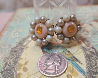 Unusual Vintage cluster clip-on earrings, ART GLASS vintage cluster earrings, wearable vintage earrings, clip on earrings, vintage jewelry