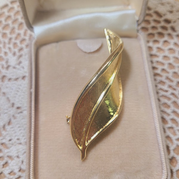 Vintage NAPIER leaf brooch, Designer jewelry, gold tone leaf, fashion jewelry, costume jewelry, wearable vintage brooch, coat pin, dress pin