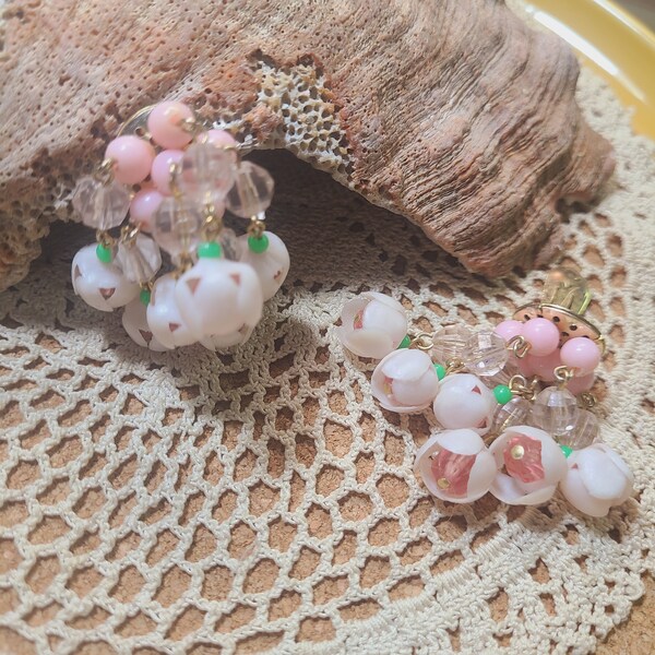 Vintage HONG KONG flower clip-on earrings, vintage floral earrings, wearable vintage earrings, clip on earrings, vintage jewelry, flowers