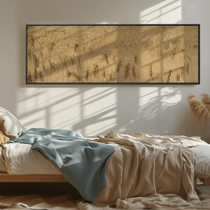 Puede incluir: Un dormitorio beige con una cama con una manta azul claro y una colcha beige. Un cuadro enmarcado de un campo de trigo cuelga de la pared sobre la cama.