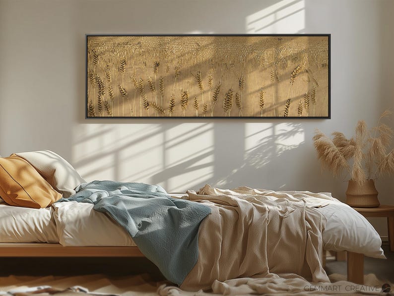 Puede incluir: Un dormitorio beige con una cama con una manta azul claro y una colcha beige. Un cuadro enmarcado de un campo de trigo cuelga de la pared sobre la cama.