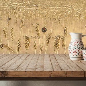 Puede incluir: Una mesa de madera r&uacute;stica se encuentra frente a una pared con un dise&ntilde;o de campo de trigo dorado. Una jarra blanca con estampado floral rojo y verde y una taza blanca con un estampado similar est&aacute;n sobre la mesa.