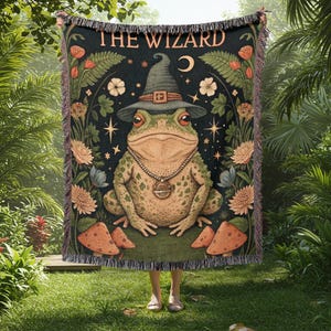 Zauberer Frosch Tarot Karte Gewebte Decke | Ein magischer Pilz, Goblinkern Wand Kunst Tapisserie, Dunkles Cottagecore Feenkern Dekor, Nettes Geschenk