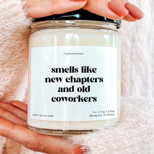 Puede incluir: Vela en tarro de cristal con tapa negra y etiqueta blanca. La etiqueta dice "smells like new chapters and old coworkers". La vela mide 7,1 cm x 8,5 cm y está hecha de cera de soja 100%. Tiempo de combustión: 50-60 horas.