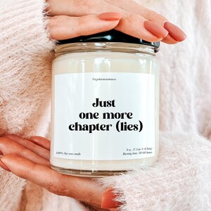 Puede incluir: Una vela en tarro de cristal transparente con tapa negra. La etiqueta blanca tiene el texto "Just one more chapter (lies)". La vela mide 7,1 cm x 8,9 cm y tiene un tiempo de combustión de 50-60 horas.