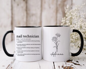 Op de afbeelding: Twee witte koffiemokken met zwarte handvatten en zwarte randen. De ene mok heeft een zwart-witte illustratie van een bloem met de naam "Adriana" eronder. De andere mok heeft de definitie van "nagelstyliste" erop gedrukt.