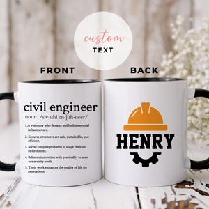 Op de afbeelding: Een witte keramische mok met een zwarte rand en handvat. De voorkant van de mok heeft de definitie van een civiel ingenieur. De achterkant van de mok heeft een zwarte tandwiel en de naam Henry in zwarte tekst.