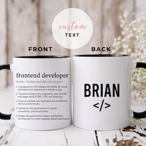Op de afbeelding: Een witte keramische koffiemok met een zwarte rand en handvat. De voorkant van de mok heeft de definitie van "frontend developer" in zwarte tekst gedrukt. De achterkant van de mok heeft de naam "BRIAN" in zwarte tekst met haakjes gedrukt.